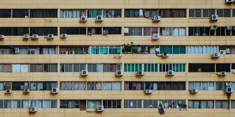 La gente teme que el aire acondicionado transmita o propague el coronavirus Aire acondicionado de un bloque de pisos de una ciudad