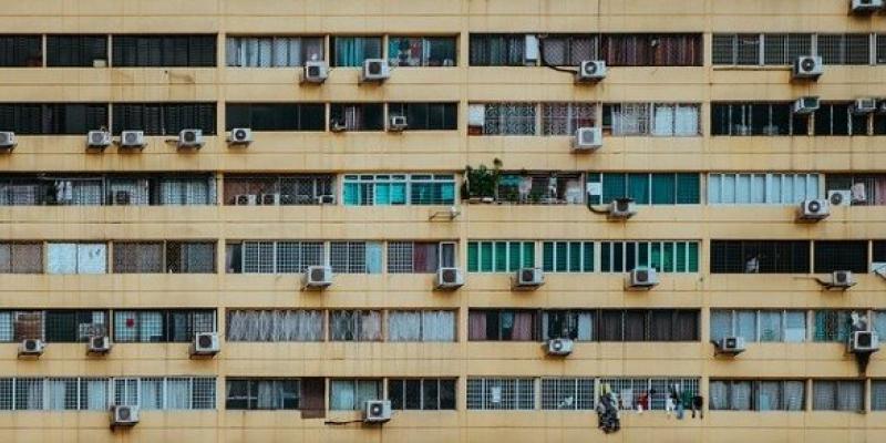 Aire acondicionado de un bloque de pisos de una ciudad