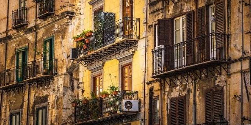 Imagen de Pixabay sobre balcones con aire acondicionado Edificios con aire acondicionado