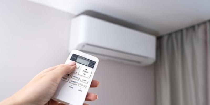 Imagen de un aire acondicionado y el mando/envatoelements Cómo funciona el mando del aire acondicionado