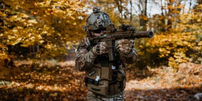 Airsoft, una actividad genial para fomentar el trabajo en equipo Personas en pleno combate de airsoft