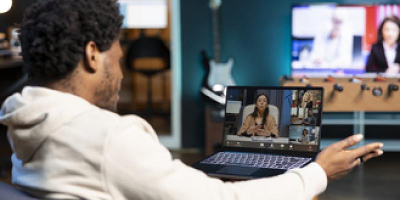 Imagen de un chico teletrabajando/envatoelements El aislamiento, consecuencia del teletrabajo