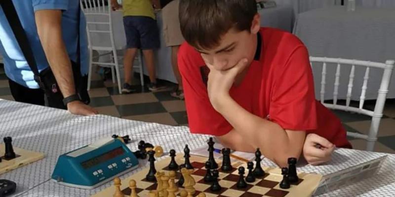 El joven Arón jugando al ajedrez para ciegos