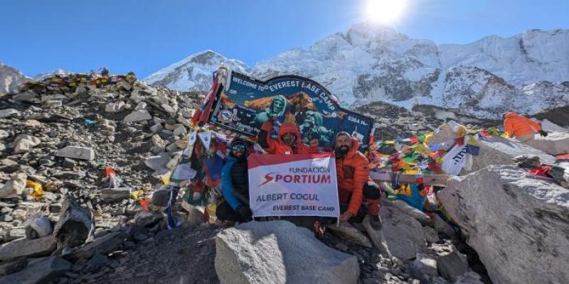 Albert Cogul, acompañado de sus dos hijos, Ángel y Daniel, en el campo base del Everest | Foto de Fundación Sportium Albert Cogul, acompañado de sus dos hijos, Ángel y Daniel, en el campo base del Everest