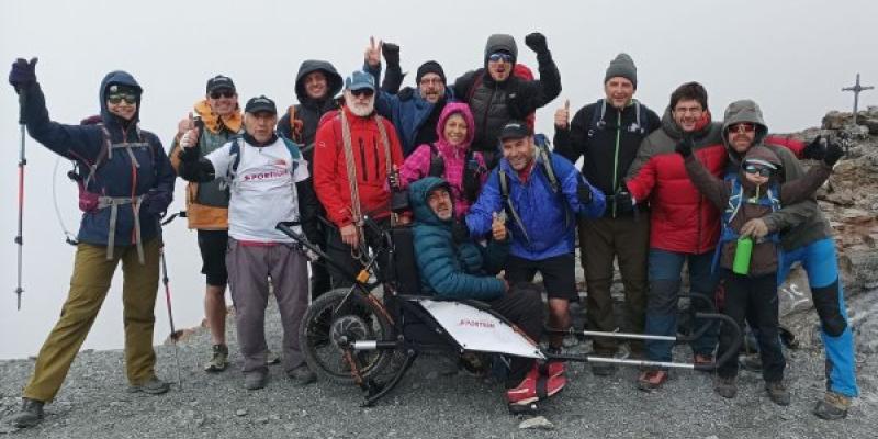 Albert Cogul, en su silla de rueda Joëlette, tras cumplir uno de sus retos de alta montaña | Foto de Fundación Sportium para Servimedia Albert Cogul, en su silla de rueda Joëlette, tras cumplir uno de sus retos de alta montaña