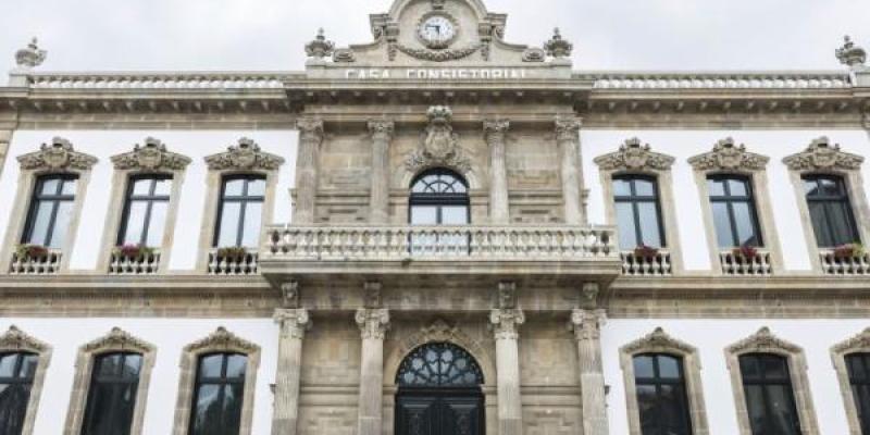 Fachada de un ayuntamiento en España