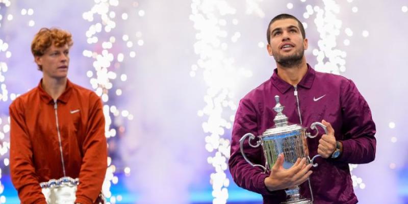 Carlos Alcaraz con la copa
