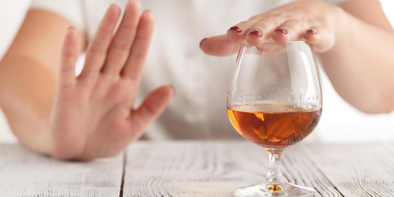 Imagen de Pixabay sobre bebidas con alcohol Mano diciendo no a una bebida alcohólica