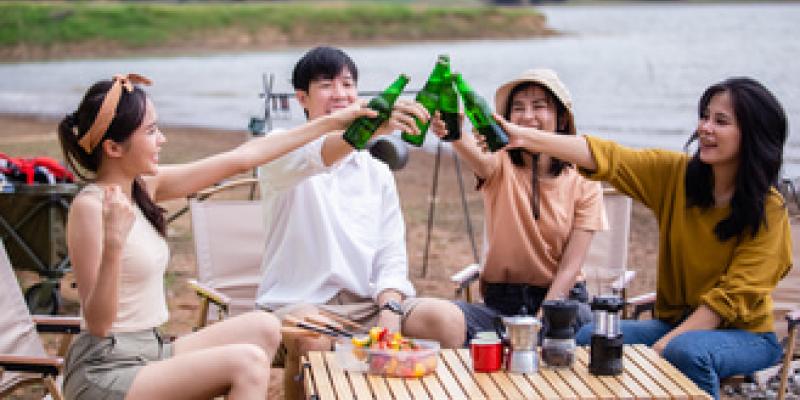 Imagen de un grupo de jóvenes de fiesta/envatoelements Campaña para concienciar el consumo de alcohol en jóvenes