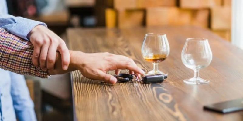 Un joven detiene a un conductor que quiere coger las llaves del coche tras beber alcohol | Foto de UGR Un joven detiene a un conductor que quiere coger las llaves del coche tras beber alcohol