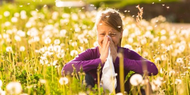 Imagen de una niña con alergia/TopDoctors Síntomas de la alergia al polen