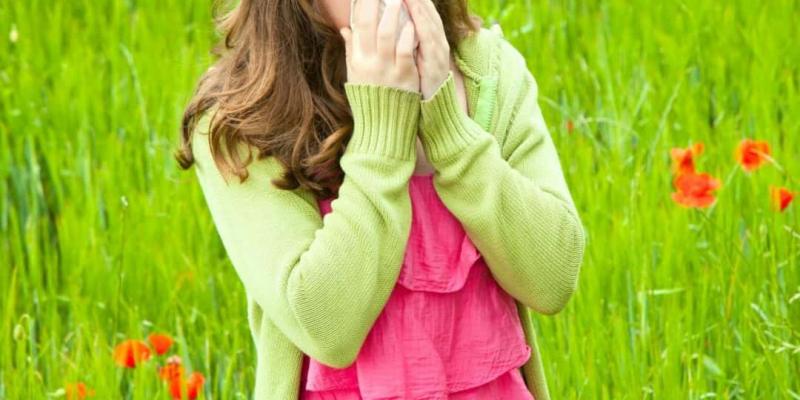 Imagen de una niña sonándose los mocos/Clínica Atenea La alergia puede afectar durante todo el año