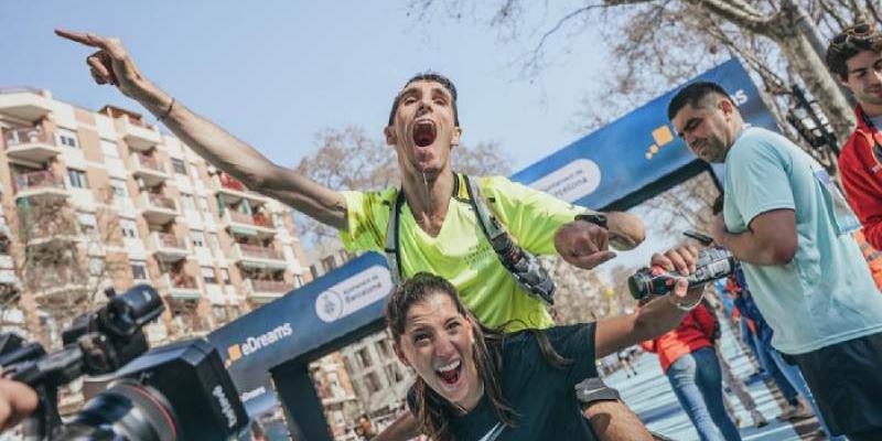 Álex Roca cruzando la línea de meta - Servimedia Álex Roca completa otra media maratón