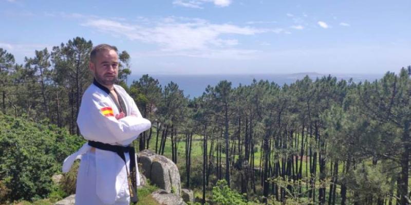 Álex Vidal posando con uniforme 