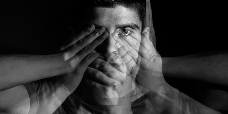 Imagen de un chico con manos en la cara/Ivane Salud La alexitimia: incapacidad por sentir
