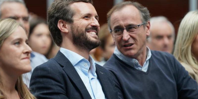 El presidente del Partido Popular Pablo Casado, junto a Alfonso Alonso antes de su dimisión.