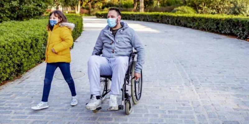 Imagen de TodoDisca Persona en silla de ruedas paseando por Alicante