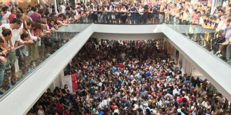 Un baño de masas acoge el aterrizaje de AliExpress en su primera tienda en Europa. aliexpress
