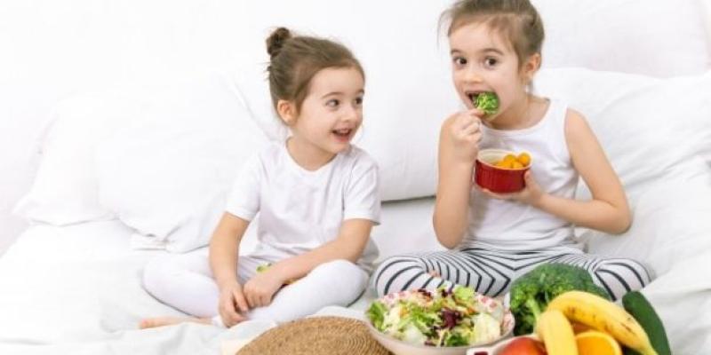 Imagen de dos niñas comiendo/Todo para Ellas Estos son los mejores alimentos para nutrir el cerebro de nuestros hijos