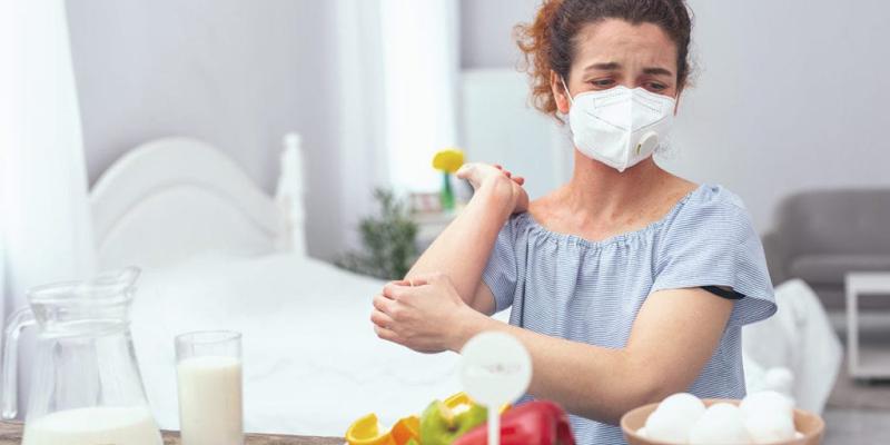 Imagen de una persona con alimentos/Tu sala de espera Alergias alimentarias