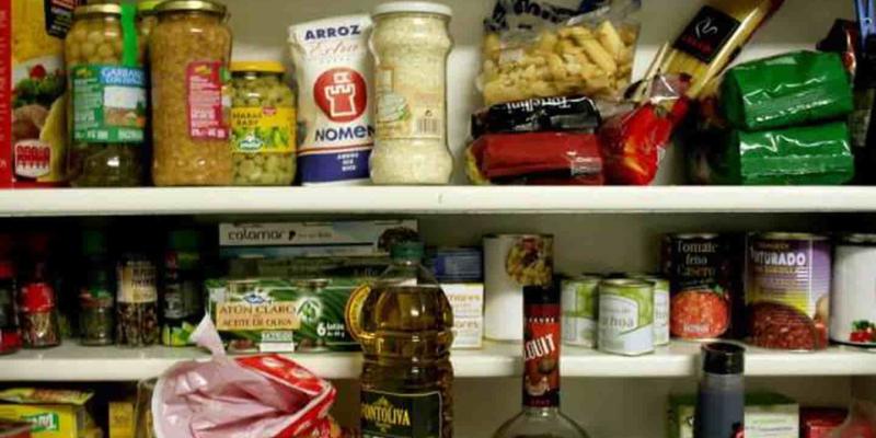 Imagen de una despensa con alimentos/Nueva Mujer Básicos en una despensa