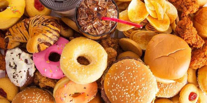 Estos son los alimentos que aceleran el envejecimiento y hacen que engordes Las comidas que realmente aceleran el envejecimiento y hacen que engordes
