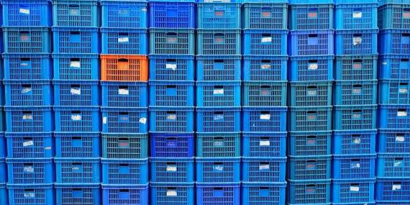 Almacenes / Pixabay Cajas de plástico azul apiladas en un almacén