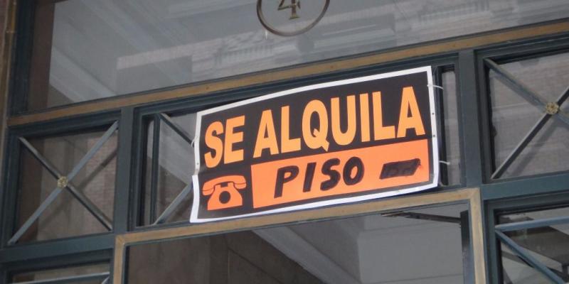 Cartel de: "Se alquila", en una ventana 