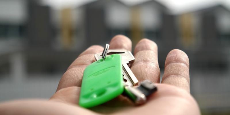 El alquiler en España / Pixabay Mano de una persona con una llave