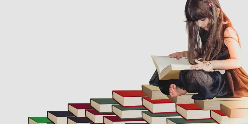 Imagen de una niña con libros/Altas capacidades y talentos Altas capacidades en niños