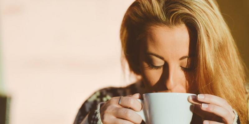 Imagen de una chica tomando una taza de café/Hoy Paraguay Identifican molécula responsable de las alteraciones del olfato en pacientes con COVID