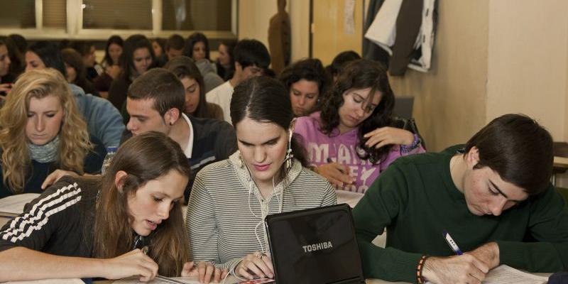 Alumnos ciegos o con baja visión estudiando