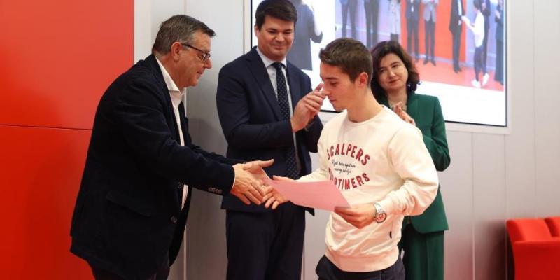 Alumnos con discapacidad en el evento - Servimedia Alumnos con discapacidad reciben becas