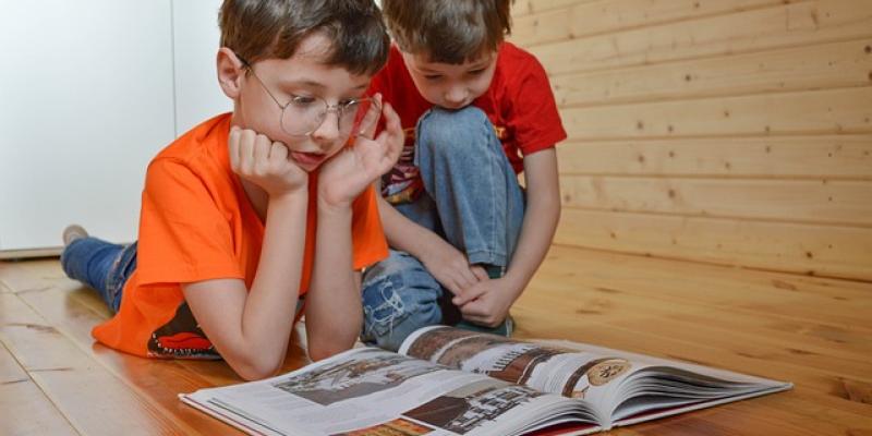 Dos alumnos de educación bilingüe / Pixabay Dos alumnos leyendo