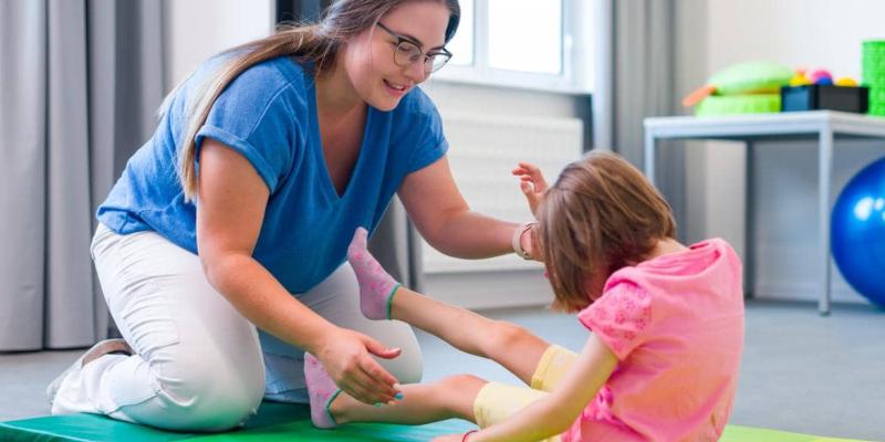 Imagen de una enfermera con una paciente/Comunidad de Madrid Material médico para los alumnos de Madrid