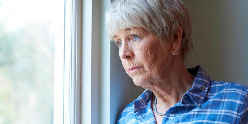 Imagen de una persona mayor/Webconsultas Sundowing: Qué es y cómo influye en el Alzheimer