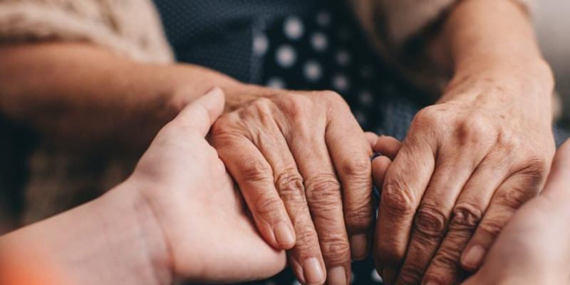 Imagen de unas manos agarrándose/Desde la Fe Los cuidadores y familiares de enfermos con Alzheimer sufren mucho