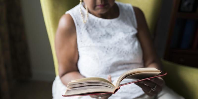 Imagen de una señora leyendo/Envatoelements Beneficios de la lectura para la salud cerebral