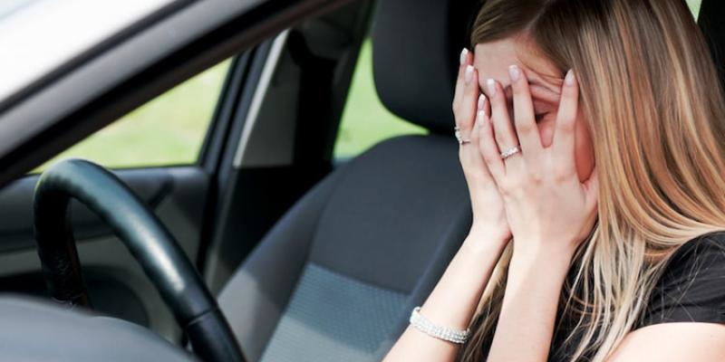 Imagen de una chica con miedo a conducir/Júlia Pascual Amaxofobia o miedo a conducir