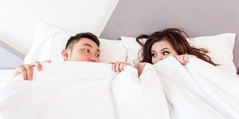 Imagen de Pixabay sobre dormir Dos personas en la cama
