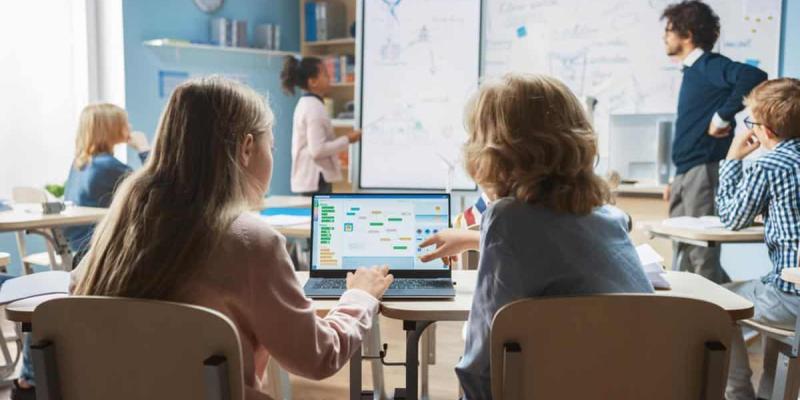 Imagen de niños en un aula/El Periódico de España Amazon lanza una iniciativa solidaria y educativa