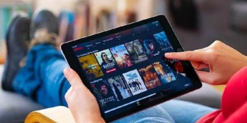 Imagen de una persona viendo Amazon Prime/Heraldo Binario Amazon Prime aumenta sus precios en Europa a casi la mitad