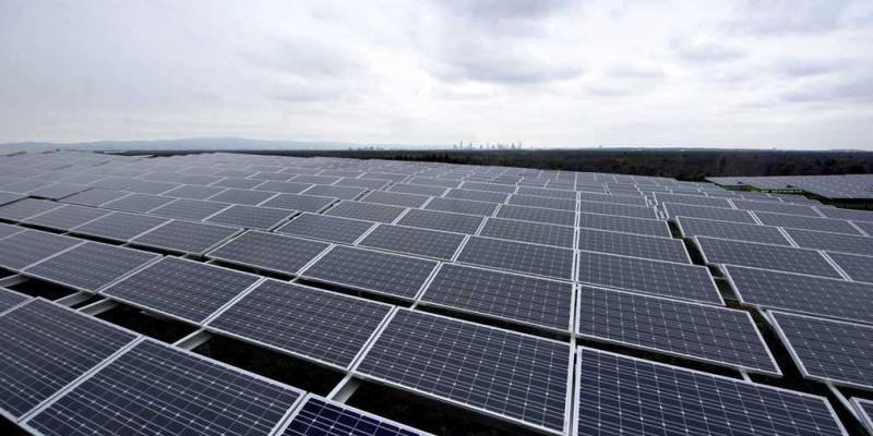 Imagen de una plataforma solar. Amazon apuesta por cinco grandes proyectos con las renovables.