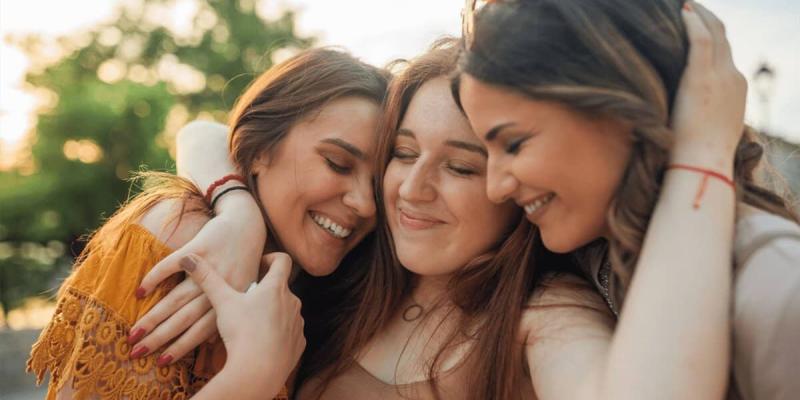 Imagen de tres amigas abrazándose/Clara Cómo recuperar una amistad perdida