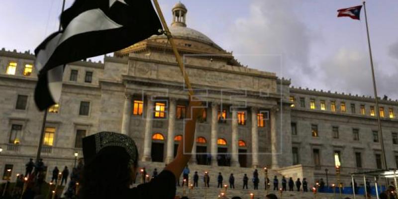 La organización Amnistía Internacional en Puerto Rico (AIPR) "repudió" hoy el enfrentamiento entre manifestantes y policías durante una actividad convocada por el Frente Ciudadano para la Auditoría de la Deuda en el Capitolio. EFE/Archivo