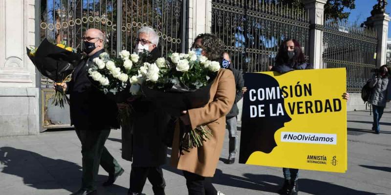 Imagen del director de Amnistía Internacional junto a dos mujeres cuyas madres fallecieron en la pandemia Amnistía Internacional denuncia la deficiente actuación del fiscal sobre residencias