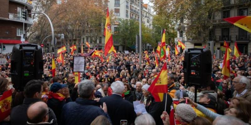 Manifestantes en contra de la amnistía en Ferraz - Servimedia Manifestaciones por la amnistía