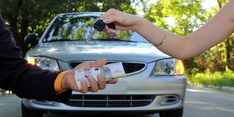 Imagen de dos personas con un coche/Autofacil Alquila tu coche con Amovens