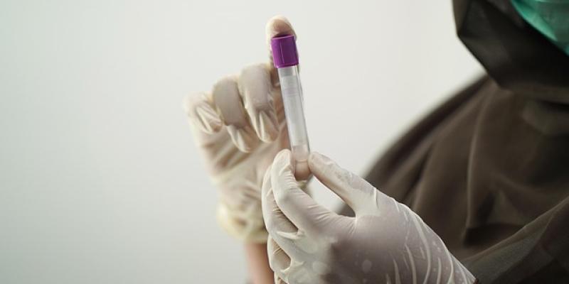 Científico con un tubo de análisis de sangre