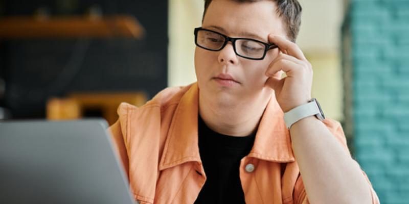 Imagen de un joven trabajando/envatoelements Andalucía como comunidad accesible e inclusiva